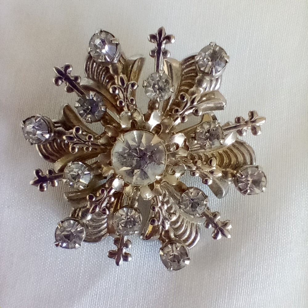 Rhinestone‎ Snowflake Brooch Silver Tone Clear 6 Point Unsigned Vintage Pin